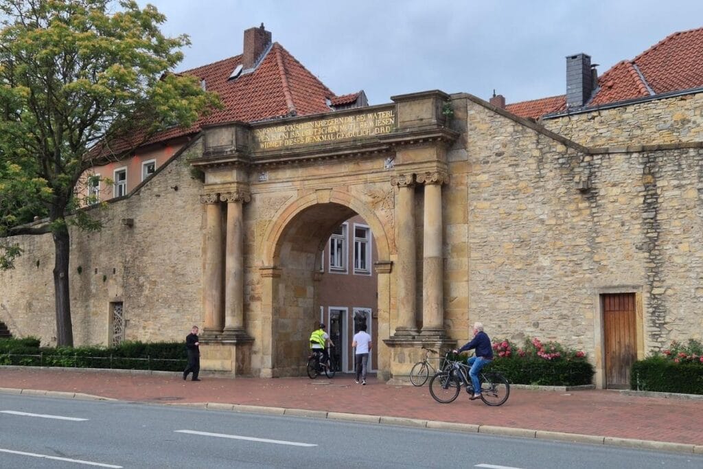Muralla y Arco de Heger Tor 1024x683