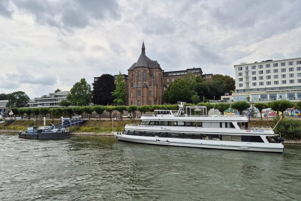 Paseo en barco por el Rin Bonn Alemania 1024x683