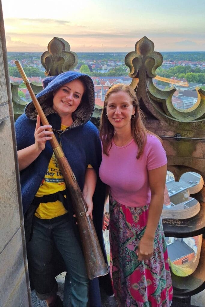 Sara con la guardiana de la torre Munster Alemania 683x1024