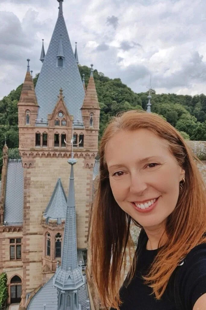 Sara en el castillo Drachenburg Bonn 683x1024