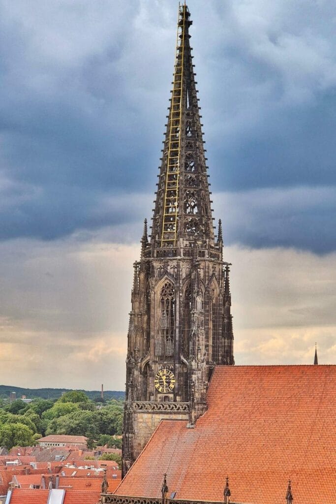 Vistas de la torre de la iglesia de St Lamberti en Munster Alemania 683x1024